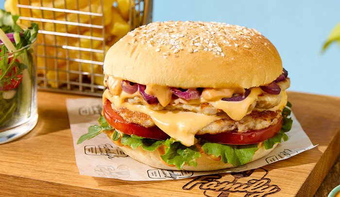 Dubbele Chicken Smashburger met cheddar, sla, tomaat en chipotle mayonaise bij Family